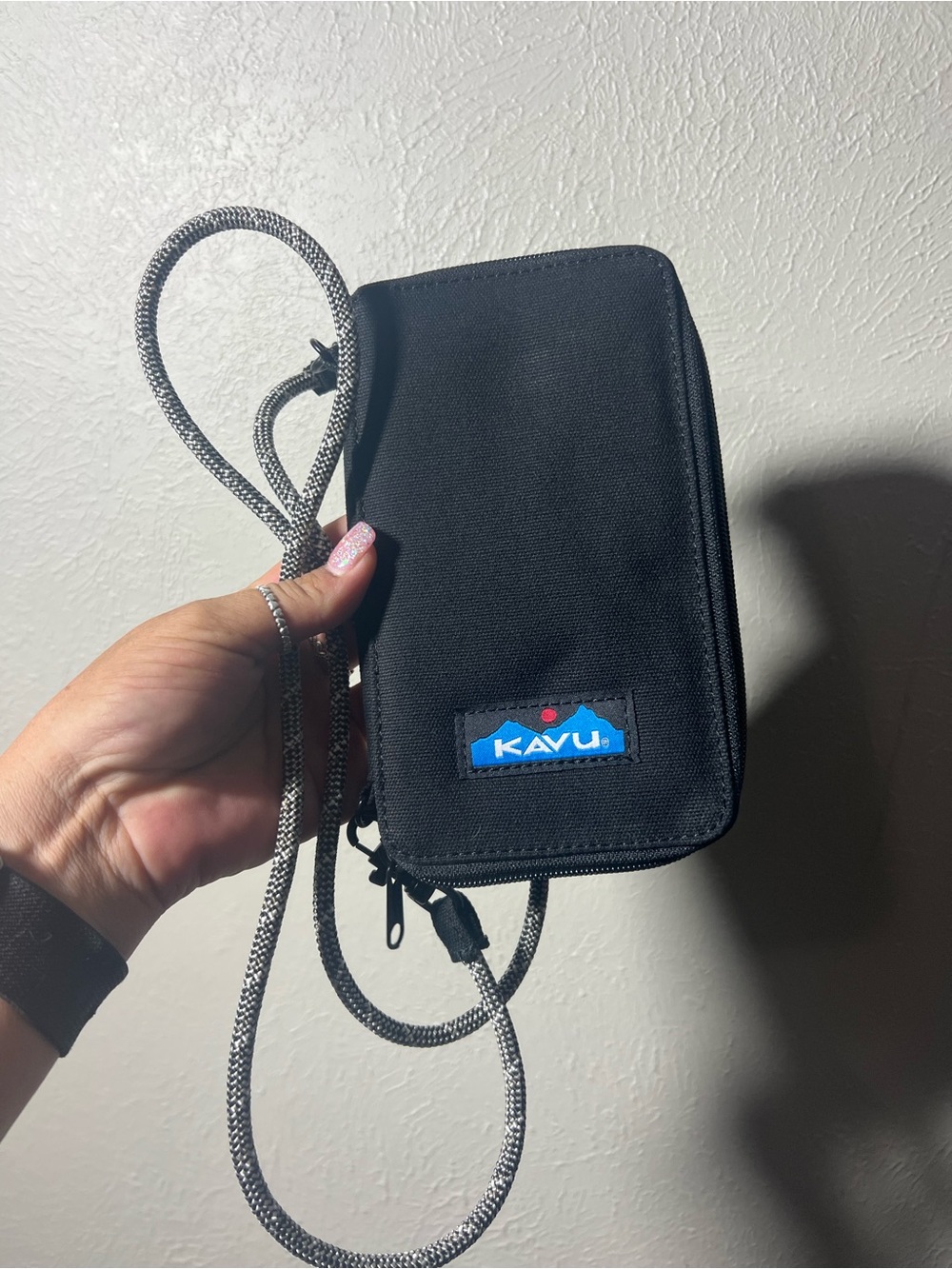 Kavu Black Crossbody Wallet Pouch with Gray Cord Strap